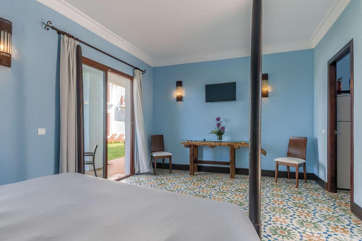 Apartamentos Turisticos Bahia De Trafalgar Саора Екстер'єр фото